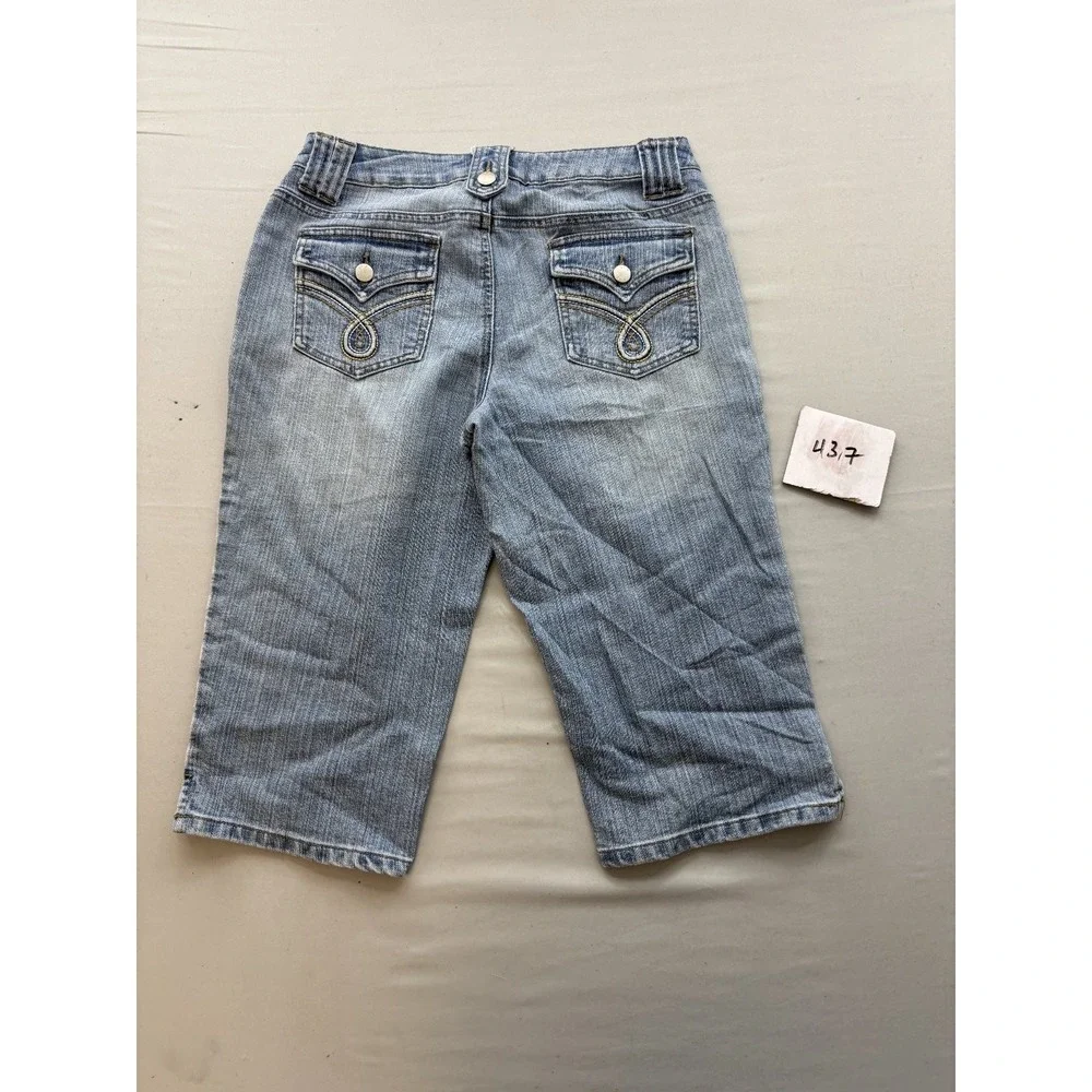 Cato Womens Size 8 Light Wash Denim Capri Shorts Flat Front Pockets Casual Blue